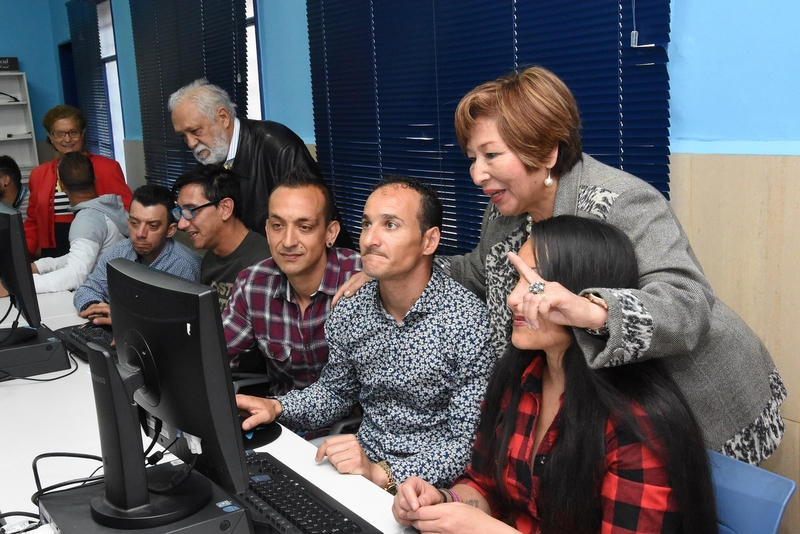 36 mayores voluntarios pacenses han enseñado informática a más de 800 reclusos en Badajoz