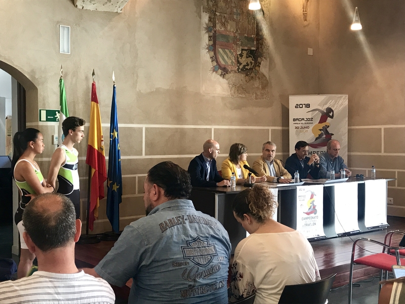 400 triatletas participan en el Campeonato de España, que recorrerá los principales puntos de interés de Badajoz