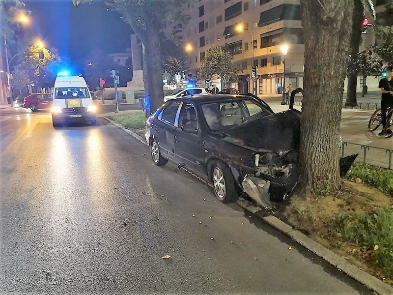 Cuatro jóvenes heridos al empotrarse un coche contra un árbol en Badajoz