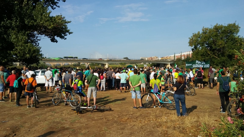 Más de 500 personas se concentraron el sábado para exigir la eliminación definitiva del camalote
