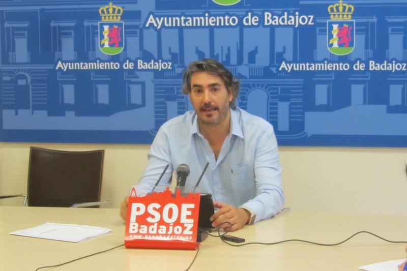 El PSOE denuncia el desbarajuste para inscribirse en cursos de la FMD