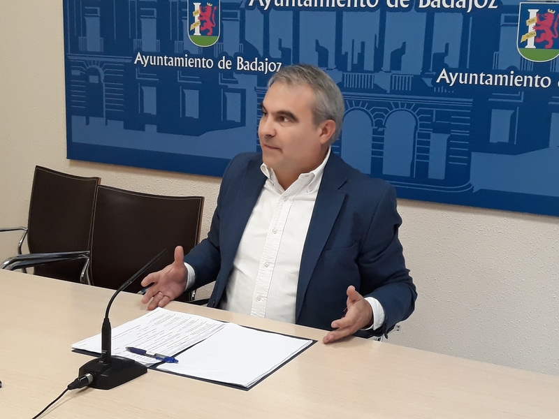 Fragoso pide al ministro de Fomento ''menos palabras y más compromisos firmes''