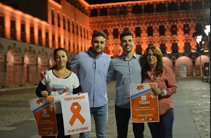 La Asociación del tdah en Badajoz se sumó en el alumbrado en naranja este viernes