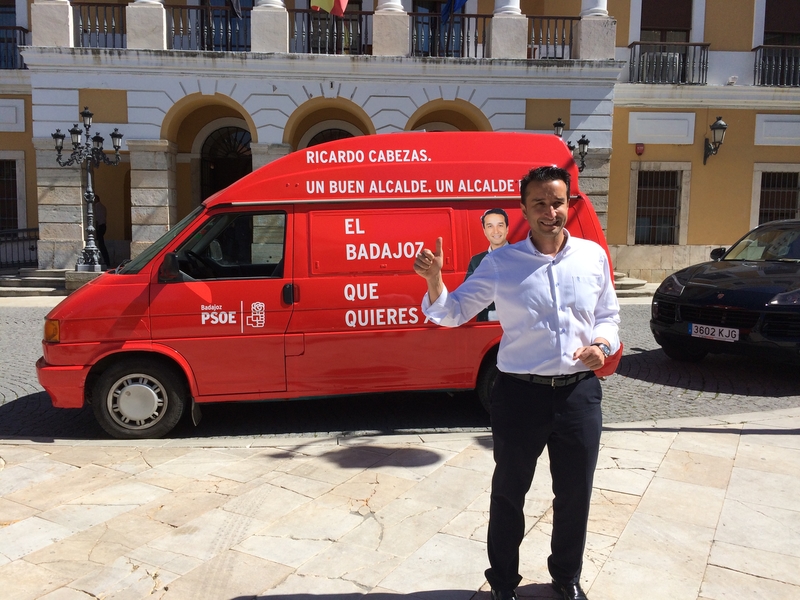 El PSOE presenta la furgoneta con la que Cabezas visitará los barrios de Badajoz