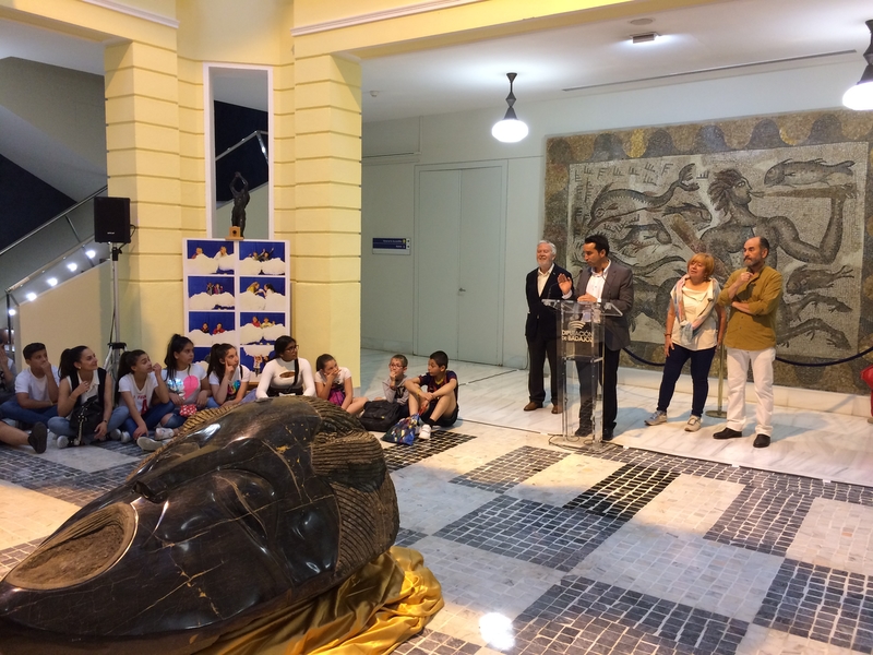 Alumnos del colegio Manuel Pacheco y el escultor José Luis Hinchado exponen en la Diputación de Badajoz