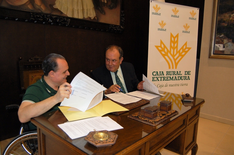 Caja Rural de Extremadura y la Fundación Primera Fila firman un convenio para colaborar en acciones de inclusión social