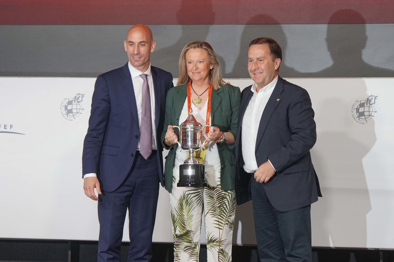 El Santa Teresa Badajoz recibe la copa de campeón 2018/2019 en Madrid