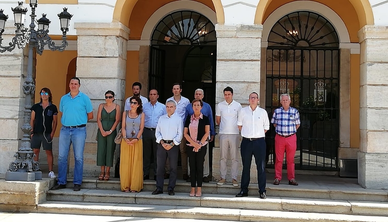 La corporación Municipal rinde un homenaje a la mujer asesinada en Málaga por su marido