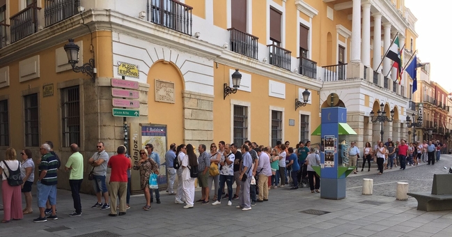 ''Es inadmisible hacer cola hora y media para pagar el IBI'' critica Cabezas