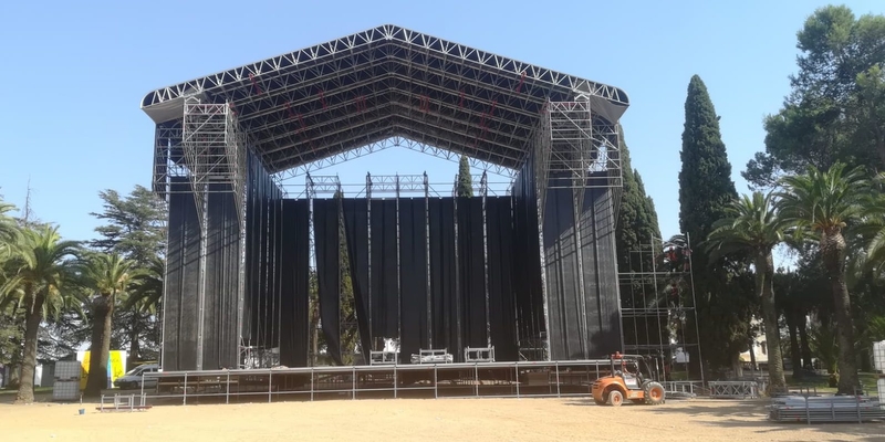 Un espectacular escenario preside la zona de conciertos del Alcazaba Festival que comienza este viernes con el concierto de Pablo López