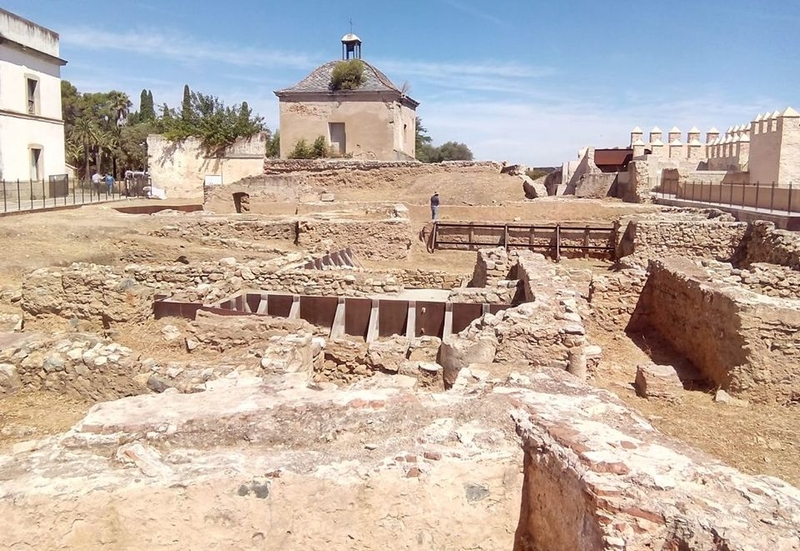 La Asociación Cívica aplaude el desbroce y limpieza de parte de los yacimientos arqueológicos de la Alcazaba