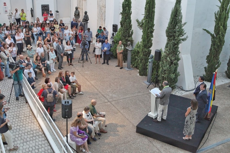 El MUBA acoge una exposición que recorre la vida artística de Miguel Ángel Bedate