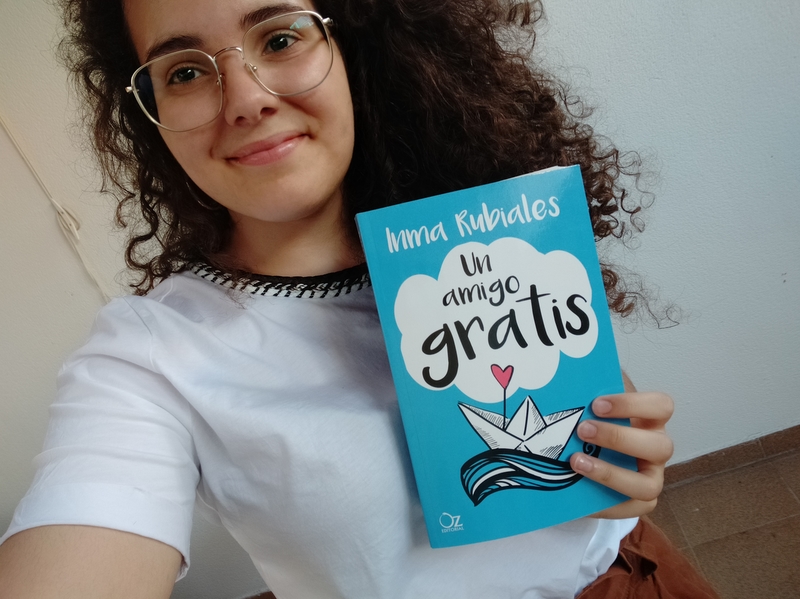 Una joven escritora de Almendralejo presenta su primer libro, 'Un amigo gratis'