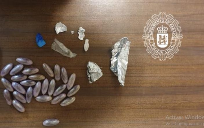 Arrojan por la ventanilla de un turismo una bolsa con 278 gramos de hachís