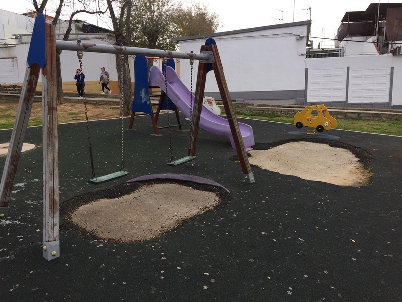 El Grupo Socialista pide arreglar o impedir el acceso al parque infantil de la UVA ''por su mal estado''