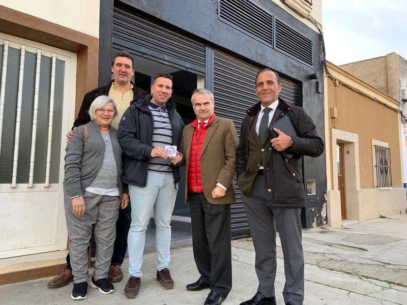 Entrega al Presidente de la Asociación de Vecinos Cañada - las Moreras, las llaves de la nueva sede para la AA.VV