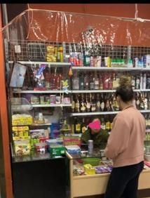Algunas tiendas chinas de Badajoz colocan cortinas de plástico en los mostradores para ''protegerse'' del coronavirus