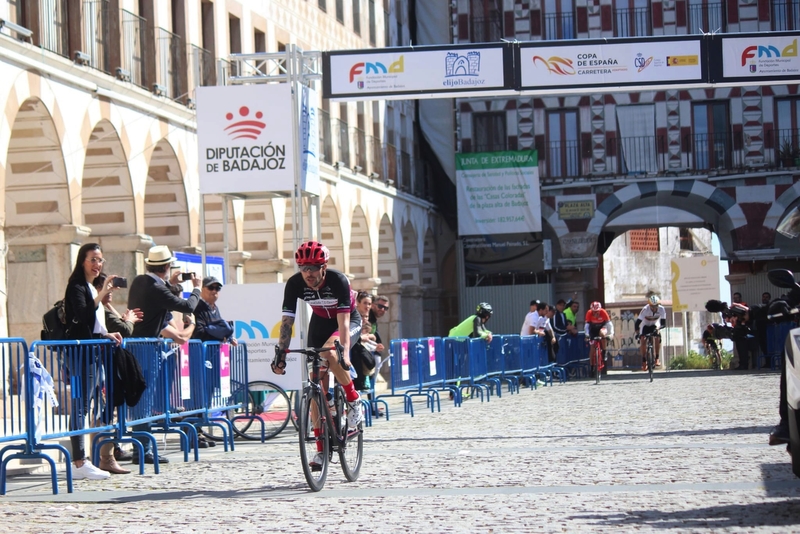Rubén Tanco consigue un segundo puesto muy trabajado en una gran carrera en Badajoz