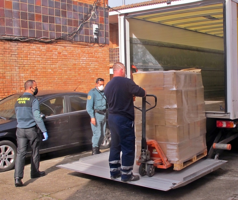 La Guardia Civil entrega a Cáritas de Badajoz, productos de higiene para protegerse 