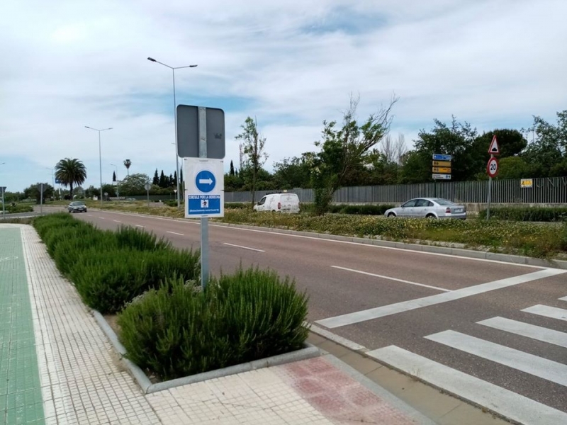 Policía Local señaliza también los itinerarios peatonales de Avd. De Elvas, Avd Regimiento Castilla y Jaime Montero de Espinosa