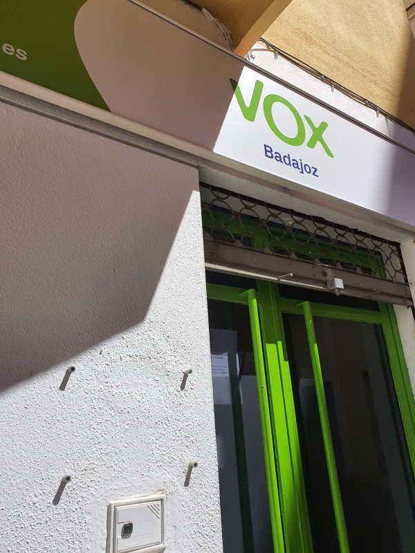 VOX Badajoz denuncia ante la policía un acto vandálico contra su sede