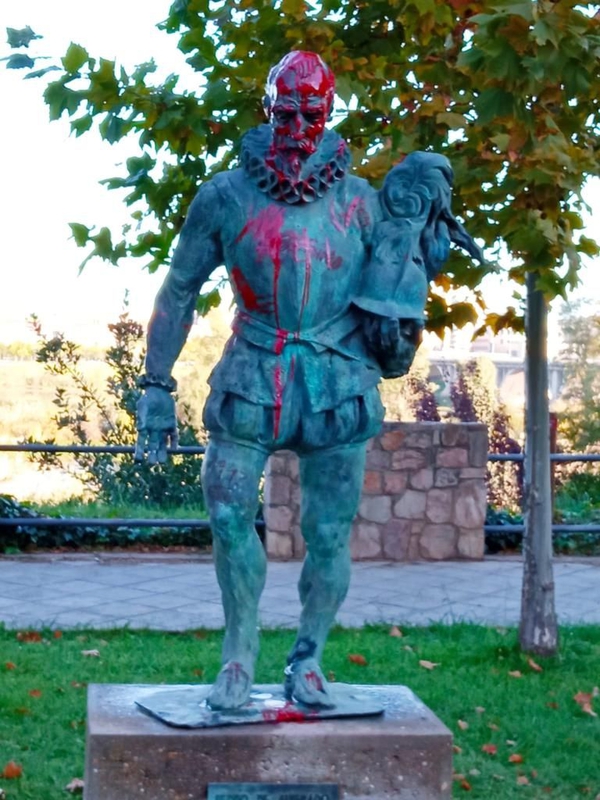 Aparecen tres estatuas de Badajoz con grandes pintadas de color rojo
