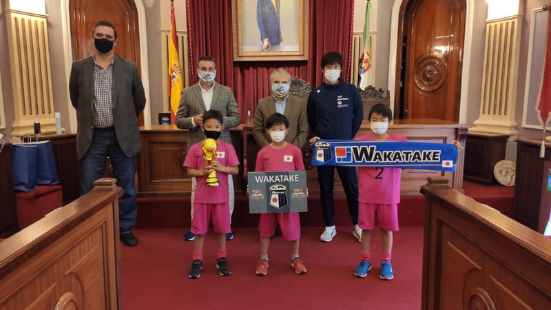 El alcalde recibe a los organizadores de la Copa Mundialito y al equipo participante japonés Wakatake