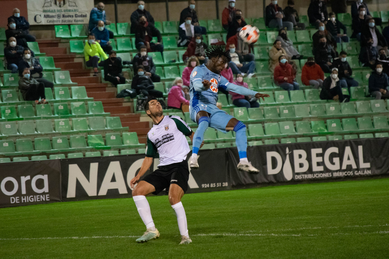 El CD Badajoz obtiene su primera derrota de la temporada ante el Mérida con una actuación arbitral cuestionable