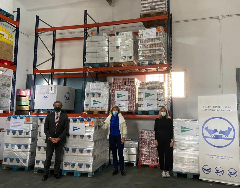 El Corte Ingles e Hipercor entregan al Banco de Alimentos de Badajoz la primera partida de alimentos del total de los 18.614 kg recaudados