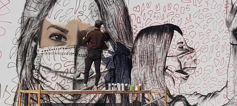 Gran graffiti en Badajoz en reconocimiento a la enseñanza