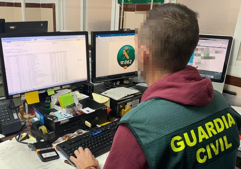 La Guardia Civil detiene a un grupo de ciberdelincuentes que llegó a estafar más de 80.000  a una empresa pacense