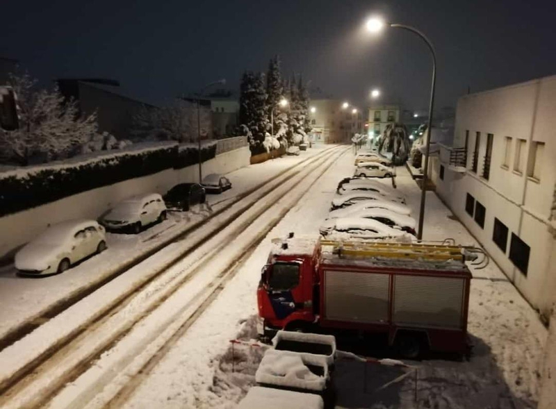 Los bomberos del Consorcio Provincial atienen a distintas emergencias a causa del temporal de frío y nieve