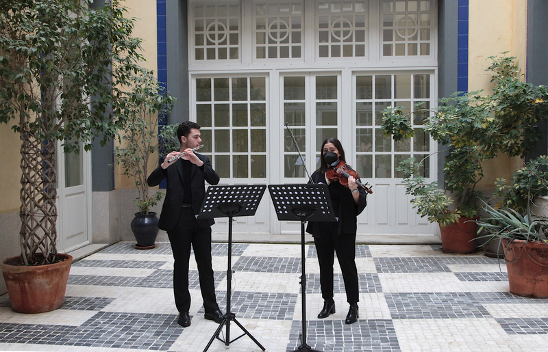 Alumnos y una profesora del Conservatorio Superior han ofrecido hoy micro conciertos en la ciudad