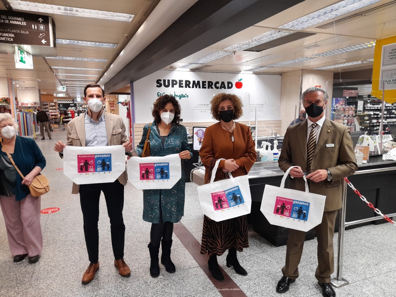 El Corte Inglés reparte hoy 400 bolsas con la imagen de la campaña #Compartiendoganamos 