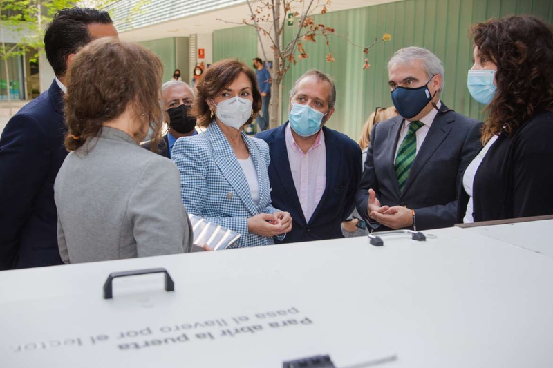 Fragoso aprovecha la visita de Carmen Calvo para pedir la creación de un Instituto de Investigación de Energías Renovables