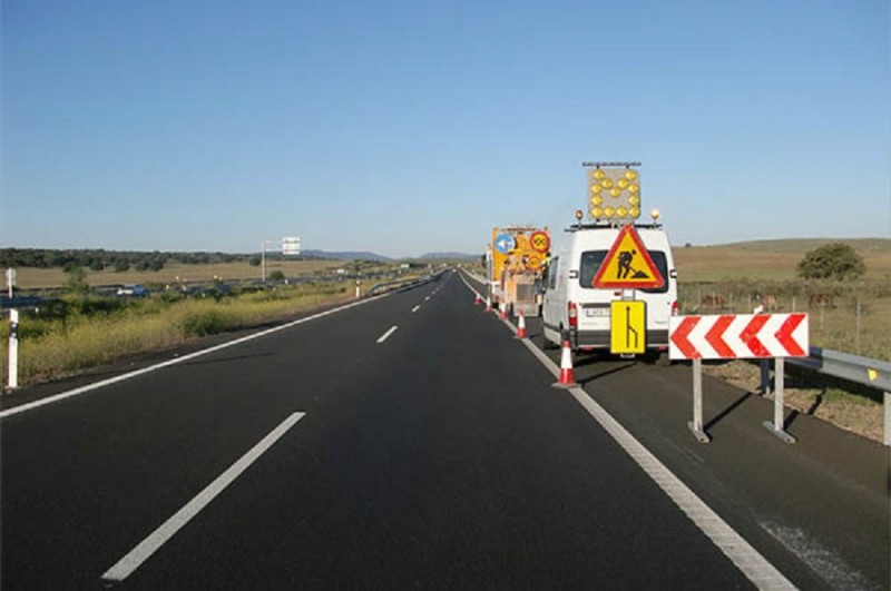 Mitma adjudica un contrato para la conservación y explotación en carreteras del Estado en Badajoz
