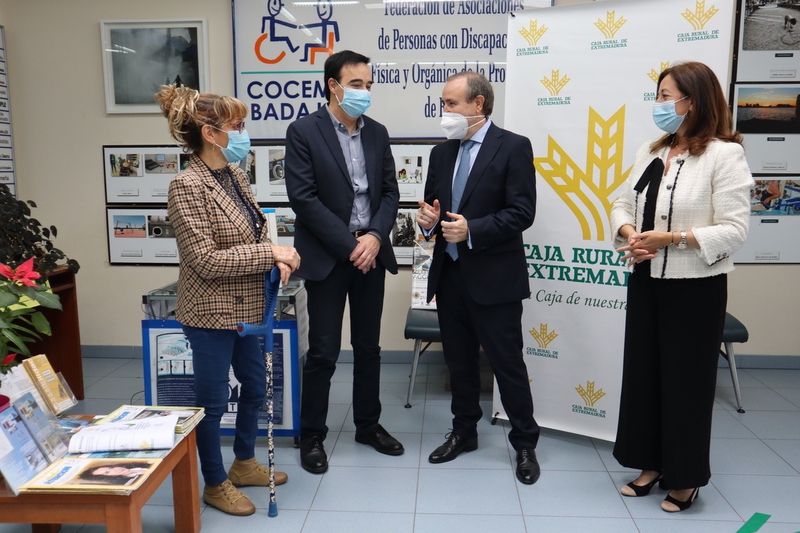 Caja Rural y COCEMFE Badajoz firman un convenio para fomentar la autonomía de las personas con discapacidad