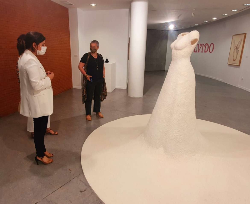 Gil Rosiña visita en Badajoz la exposición ''Tus ojos dicen lo que tu boca calla'' de la artista gallega Celeste Garrido