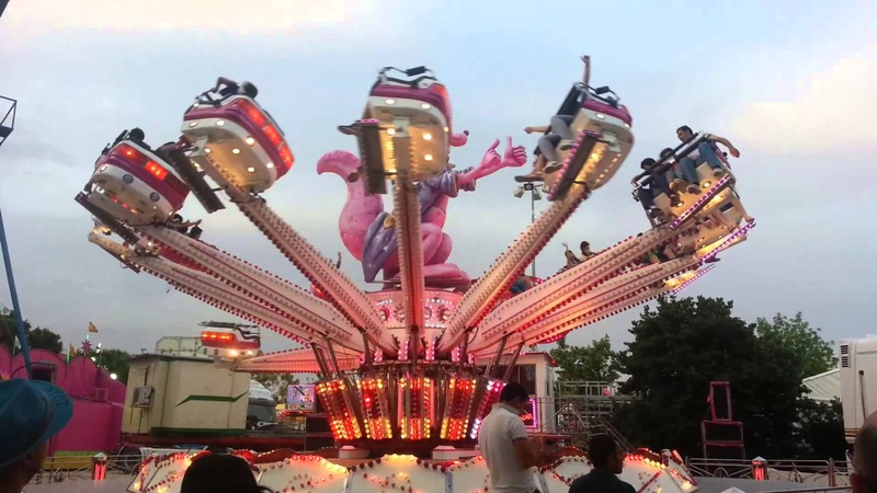 El brazo articulado de una de las atracciones tipo 