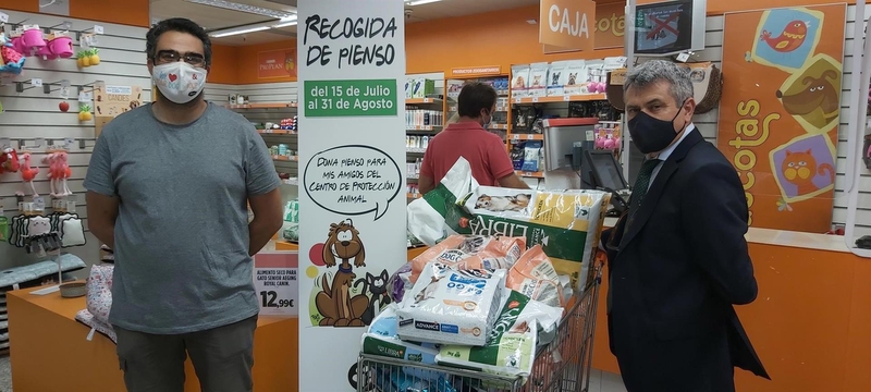 El Corte Inglés entrega al centro de protección animal de Badajoz 100 kilos de alimentos