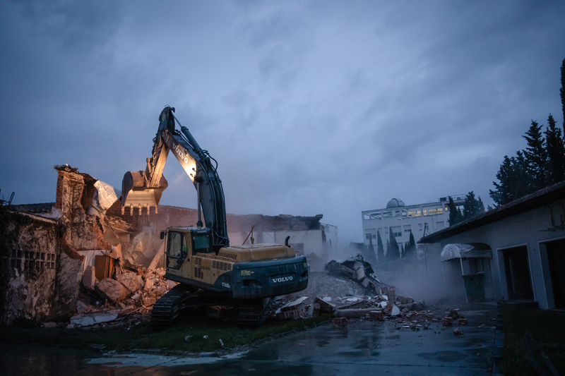 Quirónsalud Clideba inicia los trabajos de construcción del nuevo hospital con la demolición de los antiguos salones Murano