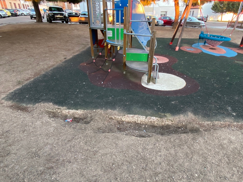El grupo socialista denuncia el olvido del parque infantil de Legado Macías