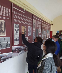 Una exposición del Centro de Estudios Agrarios acerca a estudiantes de Badajoz el trabajo de la mujer a lo largo de la historia