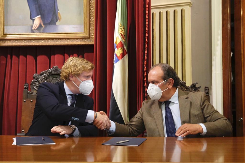 El ayuntamiento firma con Caja Rural de Extremadura un convenio para ser patrocinador oficial de las ferias de IFEBA