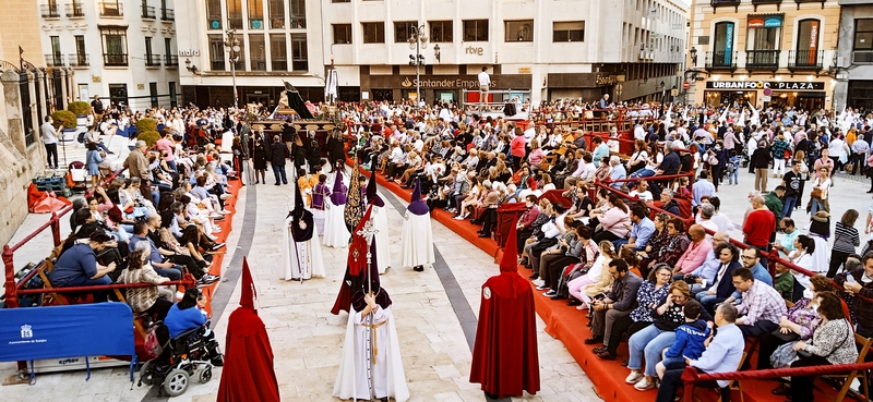 La Semana Santa de Badajoz exhibe todo su potencial con la Procesión Magna compuesta por 12 pasos