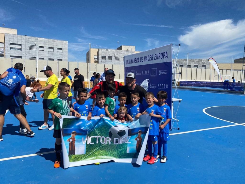 La barriada de la Uva inaugura las pistas deportivas Víctor Díaz