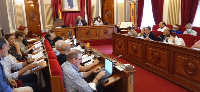 El pleno del ayuntamiento rechaza una propuesta de Vélez para autorizar el botellón en el recinto ferial