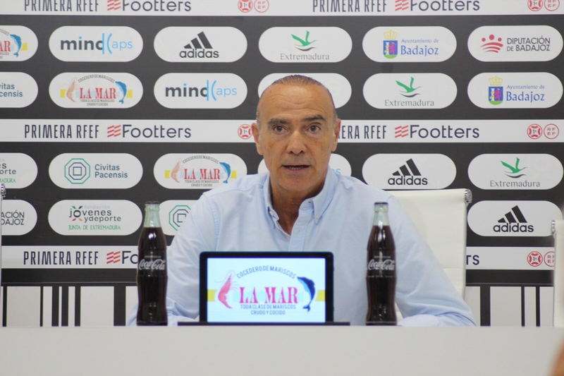 Joaqun Parra firma la venta del CD Badajoz