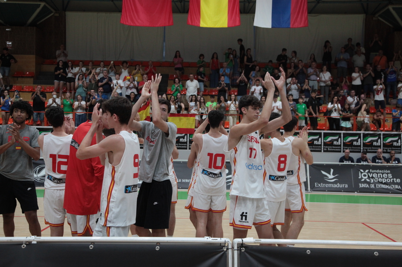 La seleccin sub17 de baloncesto se da un bao de masas en Villanueva
