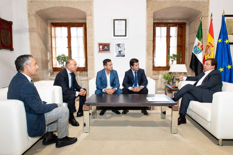 Fernández Vara se reúne con la nueva directiva del Club Deportivo Badajoz